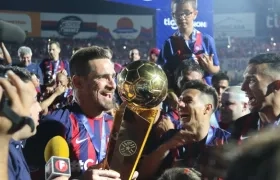 Los jugadores de Cerro Porteño celebran con la copa proclamarse campeón