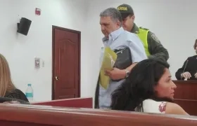 El abogado Jaime Sánchez Ángulo es retirado de la audiencia por orden del juez Rafael Uribe Henríquez.