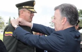 El Presidente Juan Manuel Santos, imponiendo la insignia al nuevo BG Silverio Suárez Hernández.