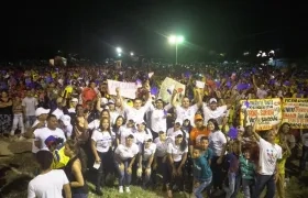 Los candidatos rodeados de simpatizantes.