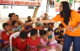 La Gerente del HMI Claudia Arena, distribuyendo los folletos.