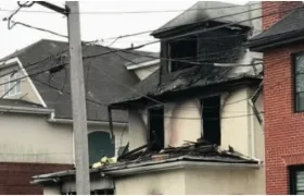Casa incendiada donde murieron 4 personas en Brooklyn.