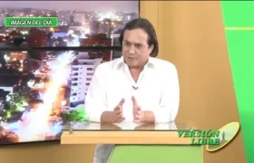 El periodista José Gómez Daza, presentando Versión Libre.