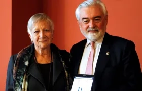 El director de la Real Academia Española (RAE), Dario Villanueva (d), y Paz Battaner (i), anuncian las modificaciones llevadas a cabo en la edición digital de su diccionario