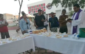 Momentos en que el párroco William Acosta hacía la bendición de los panes y los alimentos.