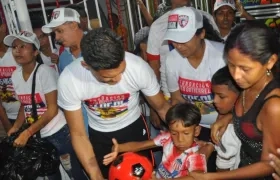 Teófilo Gutiérrez en la entrega de regalos a los niños de los barrios La Luz y La Chinita. 
