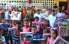 El Alcalde Efraín Bello y la primera gestora Liliana Ramírez, durante la entrega de regalos.