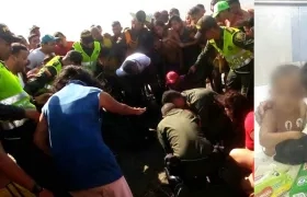 Momentos en que personal de la Policía de carabineros auxiliaba al pequeño.