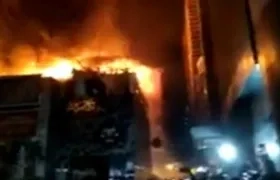 Las llamas consumiendo el restaurante.