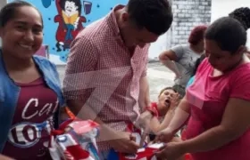 Teófilo Gutiérrez firmando camisetas de Junior a las internas del Buen Pastor. 