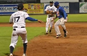 En acción de juego entre Caimanes y Leones. 