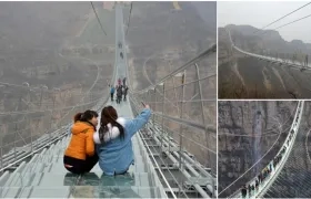 Así disfrutan los turistas del puente de cristal.