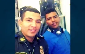 El patrullero Kemel Cervantes Ocampo al lado de su hermano Kevin, asesinado el año pasado.