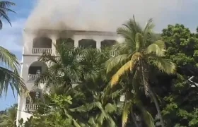 Columnas de humo emanadas por la conflagración.