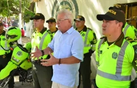 El Alcalde Joao Herrera, con agentes de tránsito.