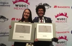 Hernando Castro Palma al lado de su compañera de equipo Juanita Hincapié Restrepo.