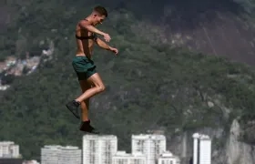 Un acróbata del Circo del Sol durante un calentamiento en Río de Janeiro.