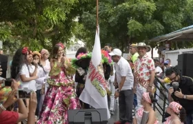 Momento de la izada de la bandera de los niños.