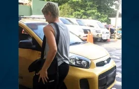 Sandra Sepulveda se retira del sitio donde se practicó los exámenes médicos. 