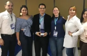 Juan Pablo Betancur, Liliana Aún, Milena Bustamante y Massiel Pardo en compañía de Carlos Tache, coordinador de la Especialización en Pediatría.   