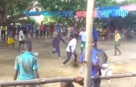 Con un con los cuernos en las manos es desafiado por los más osados.