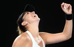 Belinda Bencic celebrando el triunfo frente a Venus Williams.