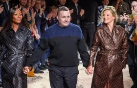 El diseñador británico Kim Jones  acompañado por Naomi Campbell y Kate Moss.