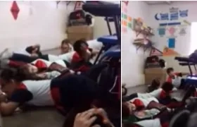 "En los simulacros tenemos que hacer todo al pie de la letra", les dijo la docente a los alumnos.