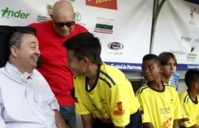 Luis Fernando Montoya conversa con unos de sus dirigidos. 