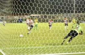 Impecable cobro de Luis Carlos Ruiz para empatar el partido.