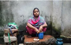 Rasheda, madre de dos niños, lava ropa en la parte trasera de su casa, cerca de una cloaca, en Chittagong (Bangladesh).