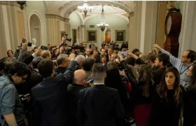 La senadora republicana Susan Collins (c) ofrece declaraciones tras salir de una sesión de voto en el Capitolio en Washington.