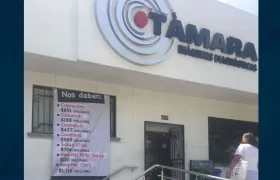 El cartel de los morosos a la entrada de la empresa.