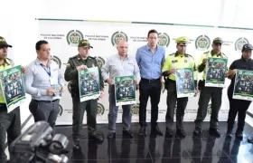 Autoridades en el lanzamiento del afiche de los más buscado por hurtos en buses.