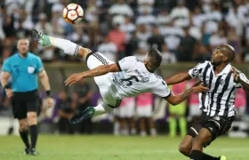  Paulo Lima (d) de Wanderers disputa el balón con Richard Ortíz (i) de Olimpia.