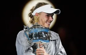 Caroline Wozniacki con el trofeo de Australia. 