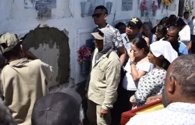 Doloroso momento en el que sepultan a Yosimar.