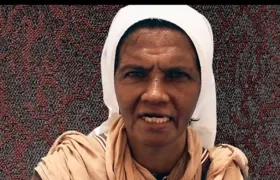 Esta es la última imagen difundida por los secuestradores de la monja colombiana Gloria Cecilia Narváez.