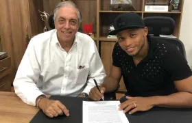Andrés Botero y Camilo Zúñiga en la firma de contrato. 