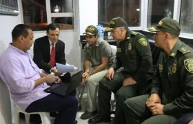 El coordinador de la URI de la Fiscalía, Rodrigo Restrepo; el general Vargas; el alcalde Char y los generales Londoño y Botero en la reunión nocturna en el CAI de Las Flores.