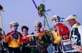 Izada de bandera del Garabato de Emiliano.