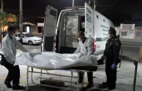 Instantes en que la Policía hace el levantamiento del cadáver de Rubén Darío Torres Ramírez.