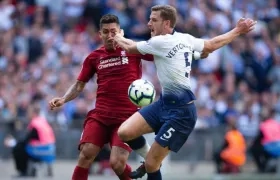 El choque entre Roberto Firmino y Jan Vertonghen. 
