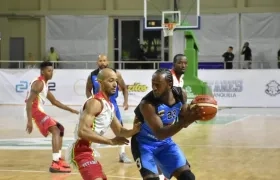 El jugador de Titanes Juan Vanegas marca a Edwar Steele de Warriors. 