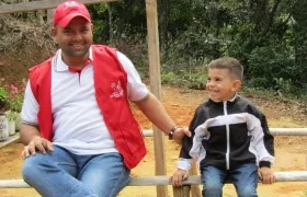 Edwin Contretras, alcalde de El Carmen, en la foto con su hijo Cristo José, secuestrado hace 3 días.