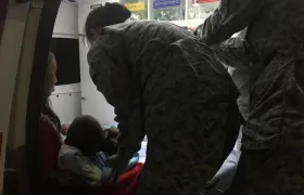 Personal de la Fuerza Aérea en la evacuación de niño wayúu.