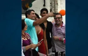El director de Distriseguridad de Cartagena, Víctor Arango, Liliana Campos Puello, alias 'La Madame' y el presentador Jairo Martínez.