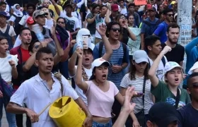 Jóvenes llegando a la Plaza de la Paz.