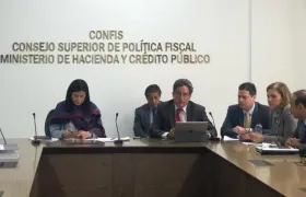 El Ministro de Hacienda, Aberto Carrasquilla durante la reunión con varios senadores este miércoles.