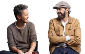 Los cantantes Vicente García y Juan Luis Guerra.